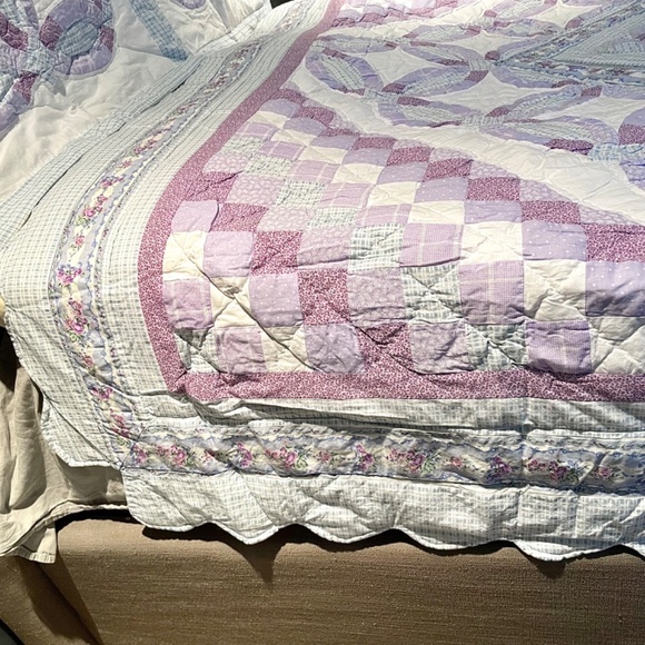 Hand Quilted Quilt Set with 2 Shams Queen Size - Picture 8 of 16